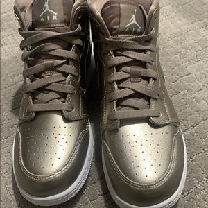 Air Jordan 1 Mid gold-bronze never worn size 7Y